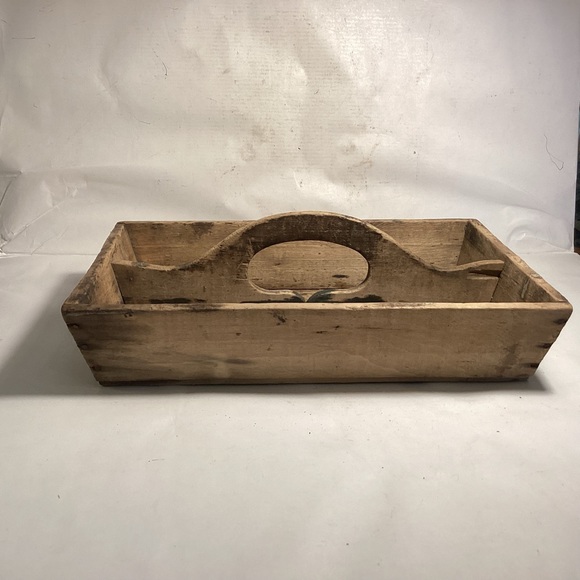 Primitive attic finish wooden tote. - Picture 8 of 8